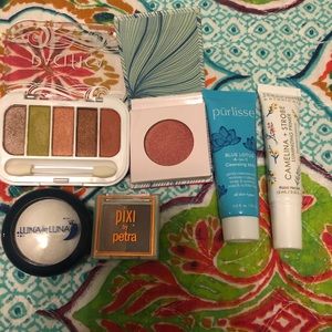 Makeup Bundle// FREE w/ $10 purchase!!